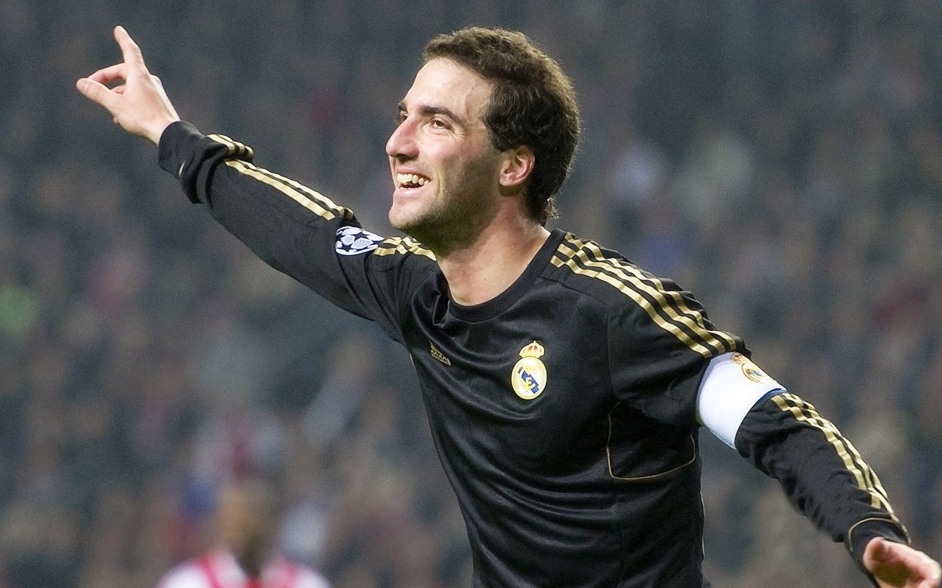 切尔西球迷支持热烈，激励球队发挥出色，切尔西的球迷